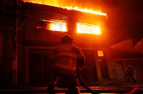 Incendio afecta a vivienda en el cerro Cordillera de Valparaíso