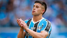 La UC logra el pago de millonaria cuota por venta de Alexander Aravena tras demandar a Gremio en la FIFA