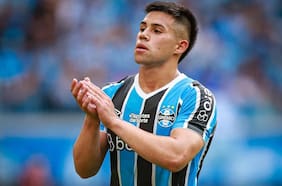 La UC logra el pago de millonaria cuota por venta de Alexander Aravena tras demandar a Gremio en la FIFA