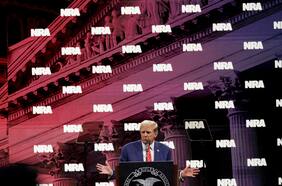 Trump se compromete a “revertir” normas sobre armas de Biden en mitin de Asociación Nacional del Rifle