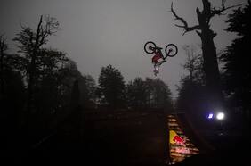 Una aventura durante el eclipse: bajar en bicicleta el volcán Villarrica
