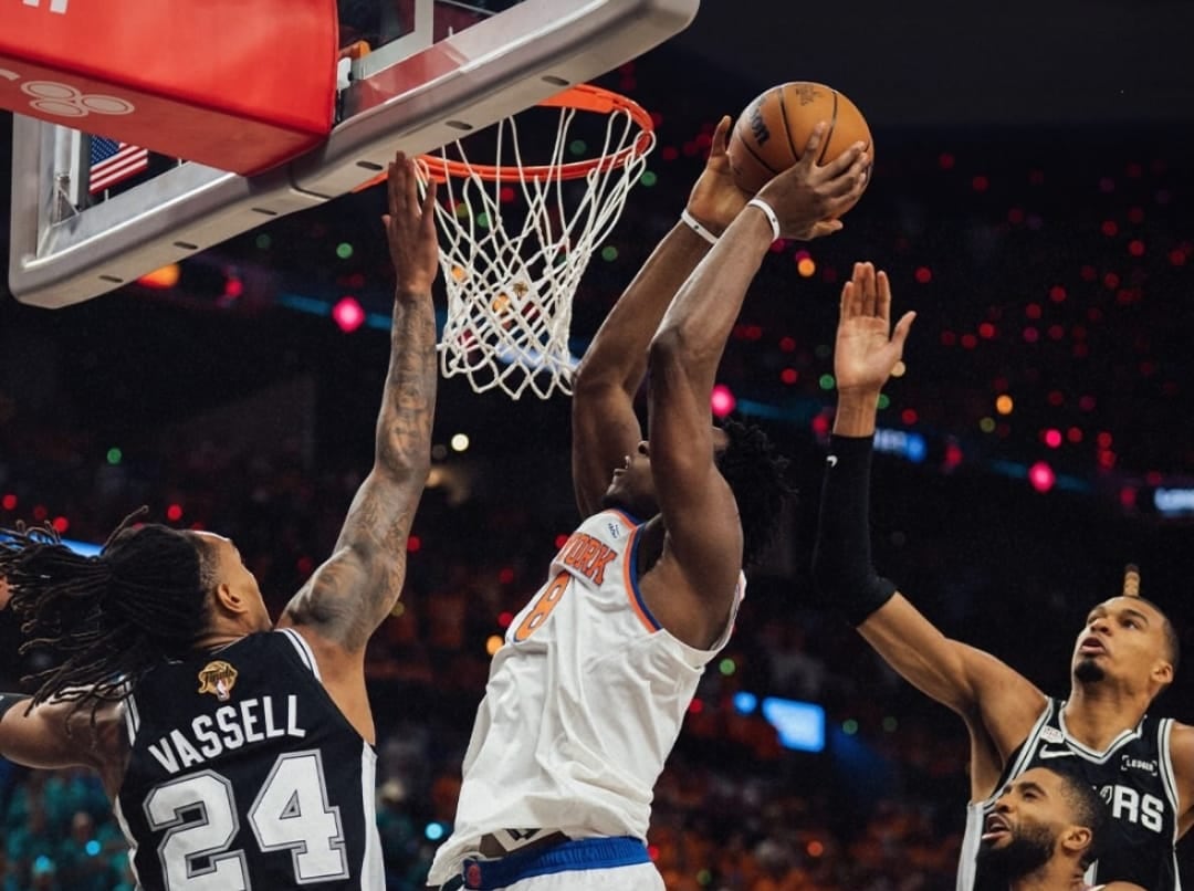 Knicks reacciona a tiempo ante Spurs y se queda con la primera de la finales de la NBA