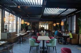 Vistandes, el bar que está en un piso 12 y que se luce con una gran panorámica de Santiago