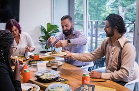 Los 2 libros para mejorar los modales que recomienda una experta en protocolo y etiqueta de Harvard