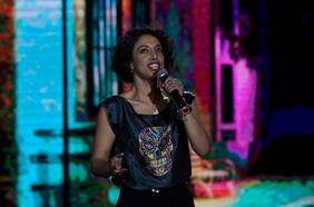 Palos a Ricardo Lagos, marihuana y el Apruebo: la pifiada rutina de Nathalie Nicloux en Olmué