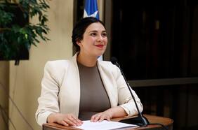 Chats con autoridades para interceder por empresario chino, y para favorecerse a sí misma, vuelven a complicar a Karol Cariola