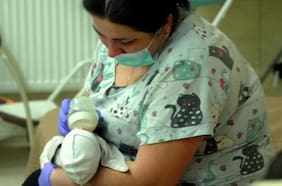 21 bebés nacidos de vientres de alquiler esperan en un sótano de Kiev