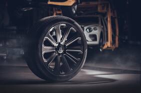Los ingleses inflan el pecho: Bentley presenta la llanta de fibra de carbono más grande del mundo