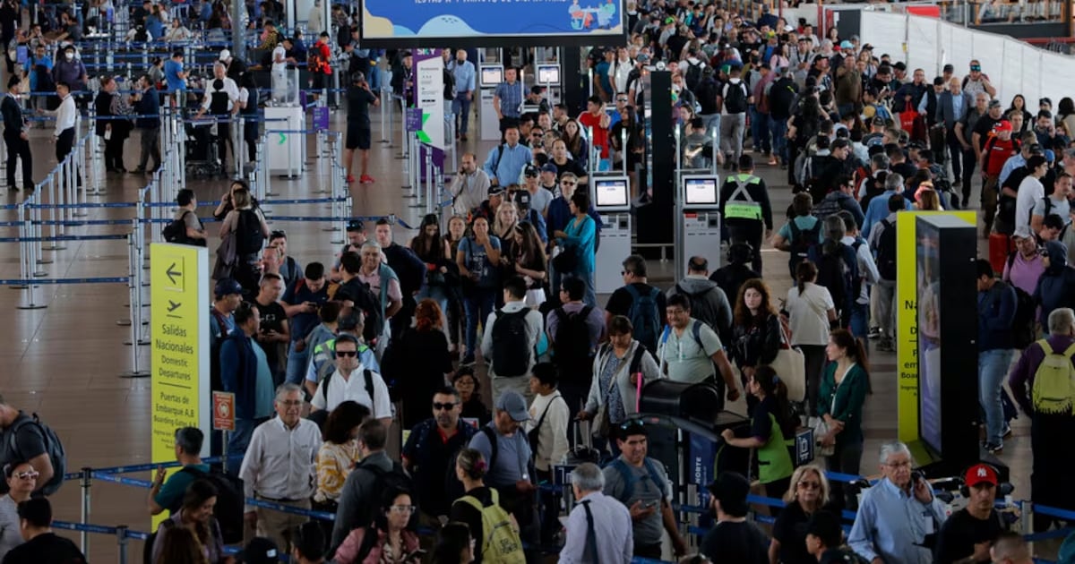 Aviso de bomba en aeropuerto de Santiago habría sido “una broma”: ¿Qué penas arriesgan las falsas alarmas?
