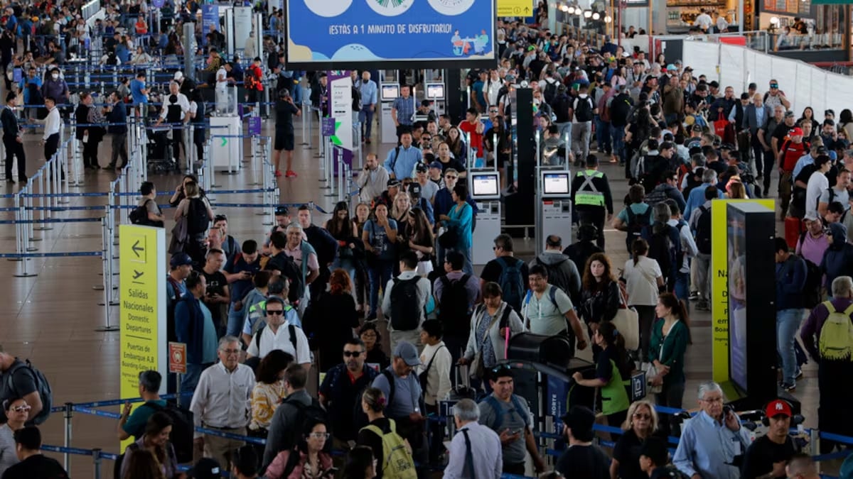 Pasajero de vuelo proveniente de Calama aseguró portar explosivo y activa operativo de seguridad en el aeropuerto de Santiago