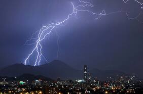 Truenos, rayos, lluvia torrencial y granizos: el furioso regreso de las precipitaciones a Santiago