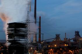 Los altos precios del acero hacen que los fabricantes escarben por suministros