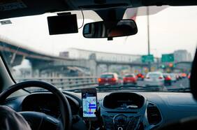 5 consejos para ahorrar combustible mientras conduces tu auto, según expertos