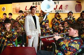 Gepe transforma BOMBA CHAYA en carnaval andino junto a Fuerza Maestra