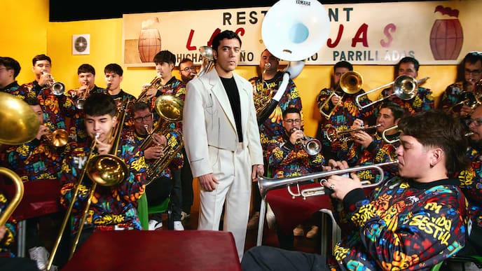 Gepe transforma BOMBA CHAYA en carnaval andino junto a Fuerza Maestra