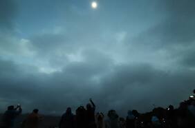 Prensa internacional: Nubes, lluvia y coronavirus opacan observación de eclipse total de sol en el sur