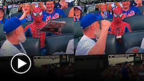 J. K. Simmons y Spider-Man protagonizan momento viral en juego de béisbol en Nueva York