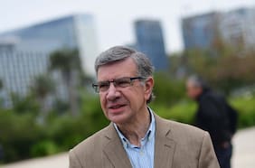 En Chile y con su libro listo: Los pasos de Lavín fuera de la política