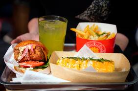 Chicken Love You: el imperio de los sándwiches de pollo frito tiene nuevo local