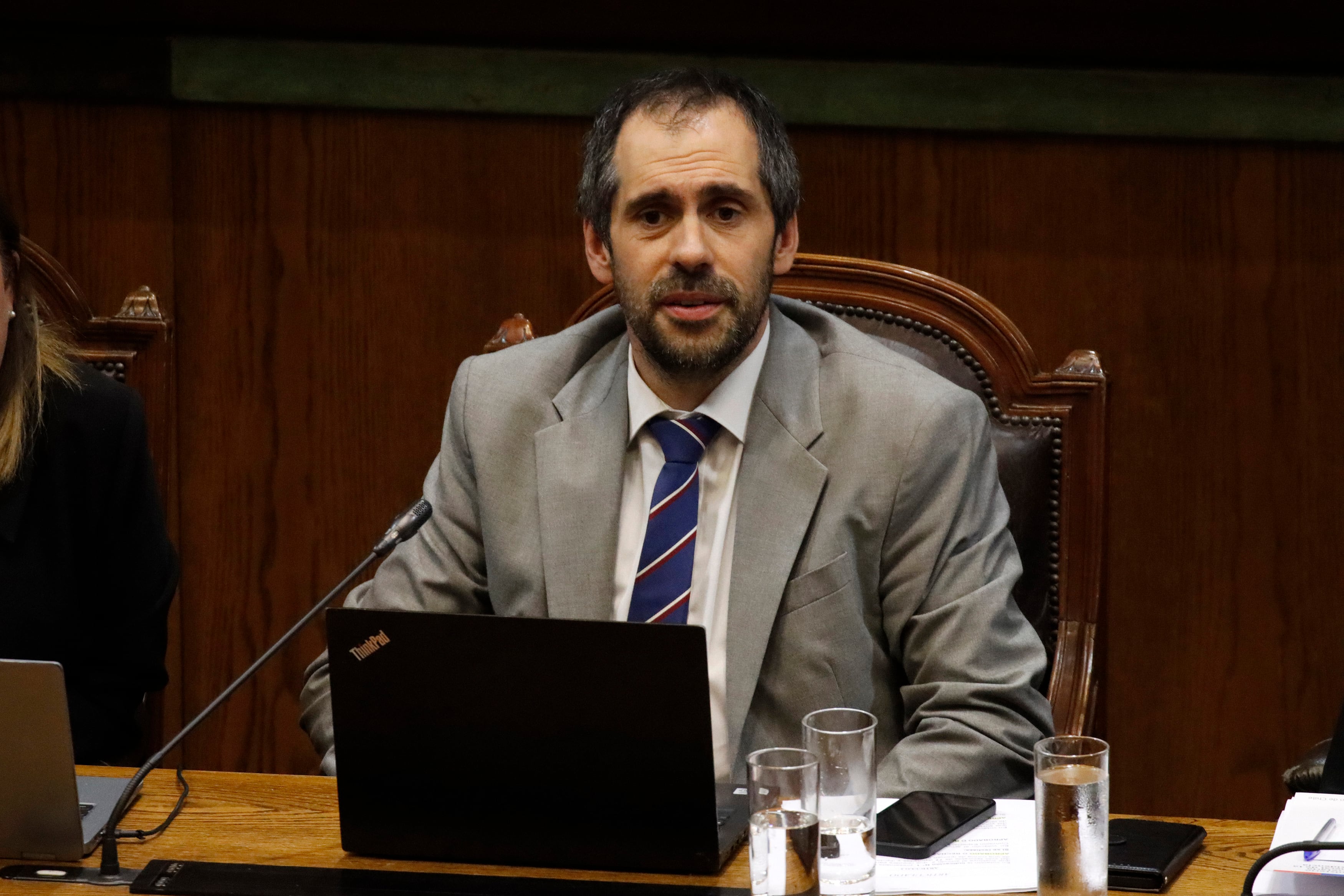 Gobierno enfrenta críticas por "ley de amarre" y postura sobre intervención en Venezuela