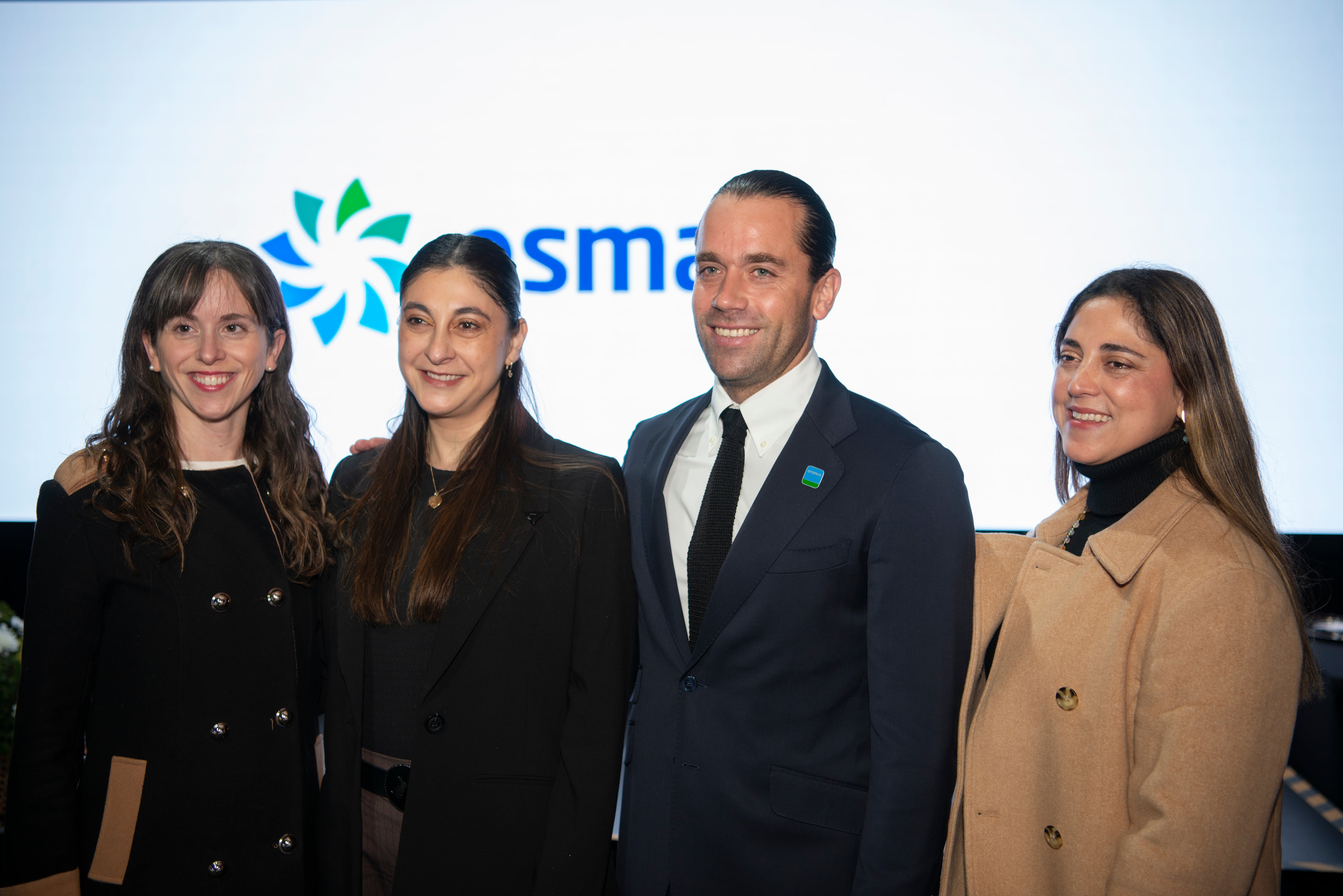 Javiera Rioseco, distribuidora de Estación de Servicio de Aramco; Jeanette Rossel, distribuidora de Estación de Servicio Aramco; Matías Montenegro, gerente de Operaciones Retail de Esmax y Karla Rossel, distribuidor de Estación de Servicio de Aramco.