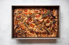 Cómo hacer una focaccia con tomate cherry y cebolla