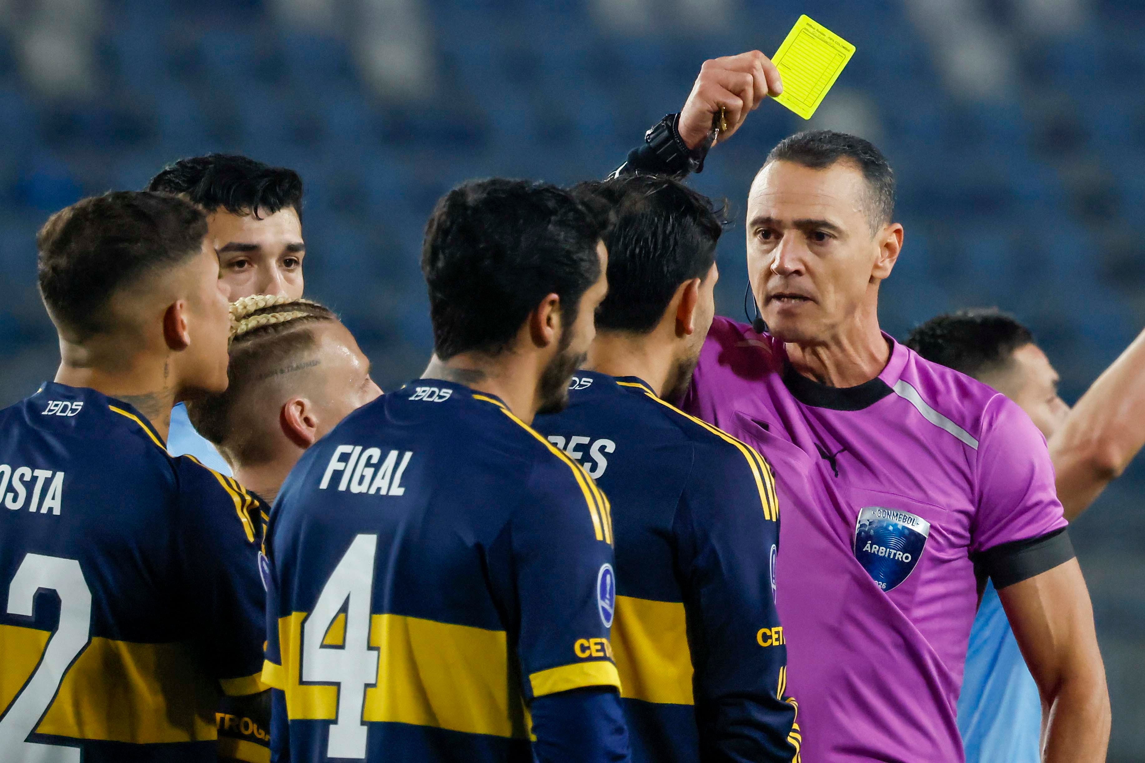 “Conmigo no”: el insólito empujón del árbitro Wilmar Roldán a Leandro Paredes en el duelo de O’Higgins ante Boca Juniors
