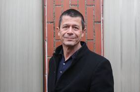 Emmanuel Carrère: un viaje de la ficción a la verdad