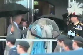 Desde la Redacción | Por culpa de un paragua: el incómodo momento de Carlos III y la reina Camila
