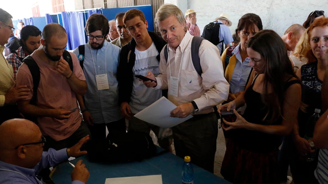 2017: José Antonio Kast llega al Estadio Nacional a ejercer como apoderado de mesa