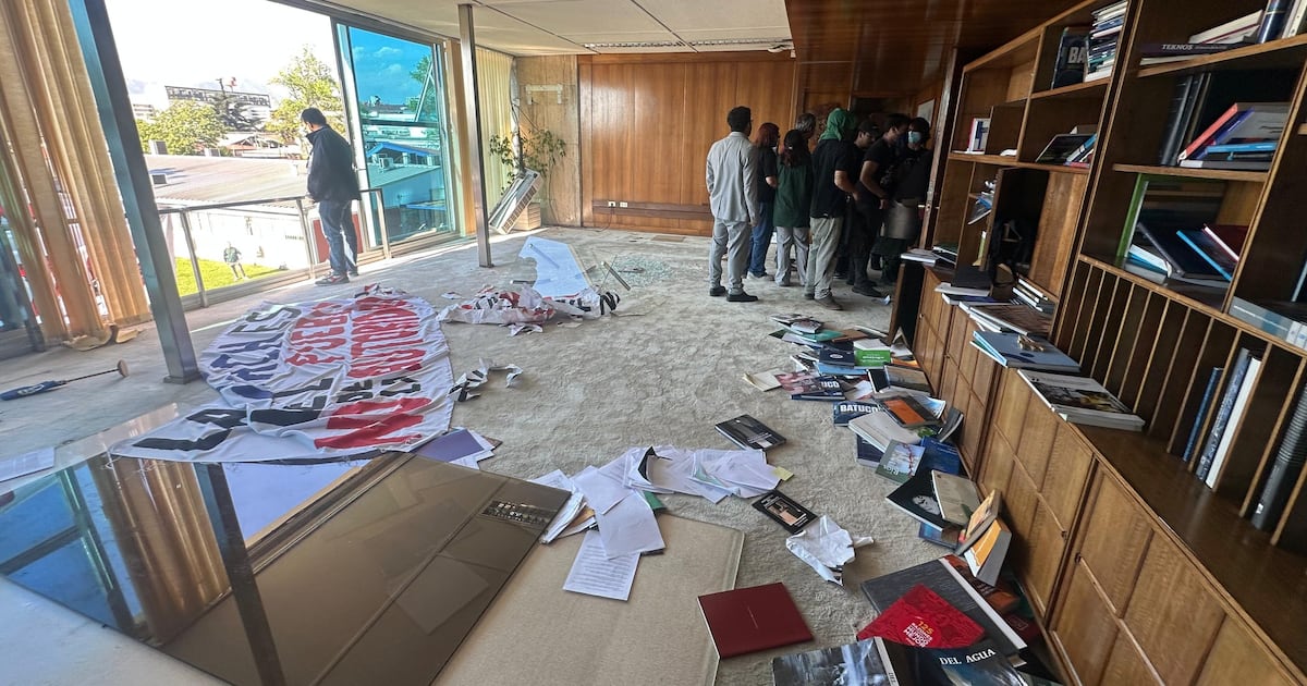 Ante robos y daños durante el fin de semana, Carabineros desaloja toma de casi un mes en la Usach