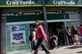 Tribunal ordena a matriz de Cruz Verde exhibir documentos en medio de disputa con franquiciados por conductas abusivas