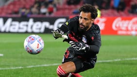 Revisa el error de Vozinha en su debut que casi le cuesta caro a Colo Colo