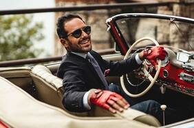 Los Caballeros Elegantes debutan sobre cuatro ruedas