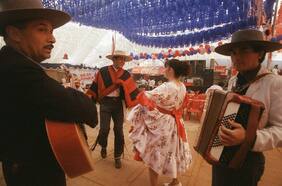 Aumentos de aforo definidos por el Minsal “llegan tarde”: alcaldes no modificarán festejos para Fiestas Patrias