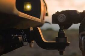 La Kia Tasman muestra las capacidades de remolque por el desierto australiano