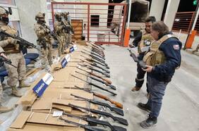 Incautan dos camiones y 136 rifles de aire comprimido en zona fronteriza de Colchane: detienen a un ciudadano boliviano