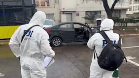 Funcionaria PDI enfrenta a asaltantes que la atropellaron en la salida de un banco de San Miguel y hiere a tres de ellos
