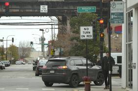 ¿Giro a la derecha en rojo? Con el aumento de las muertes de peatones, las ciudades de EE.UU. están considerando prohibiciones