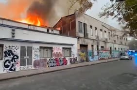 Controlan incendio que afectó dos inmuebles en el centro de Santiago: hay cerca de 30 personas damnificadas