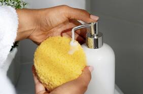 Por qué usar esponjas de baño podría ser perjudicial para tu salud
