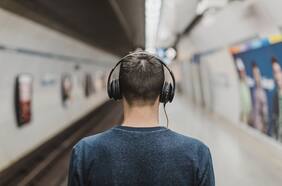 Escuchar tu música favorita podría ayudar a aliviar el dolor, según la ciencia