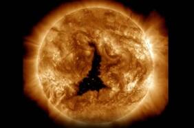 Detectan un agujero en el Sol que es más grande que 60 planetas Tierra: ¿Cómo nos afectará?