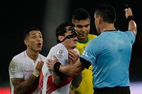 “Todo limpio, bien, perfecto, seguimos”: el audio del VAR en el penal que Perú le reclama a Roberto Tobar