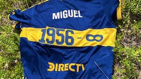 Cayó en otro país: el insólito recorrido de la camiseta que Boca lanzó al cielo para homenajear a Miguel Ángel Russo
