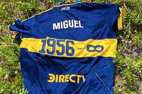 Cayó en otro país: el insólito recorrido de la camiseta que Boca lanzó al cielo para homenajear a Miguel Ángel Russo