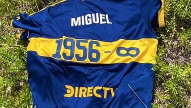 Cayó en otro país: el insólito recorrido de la camiseta que Boca lanzó al cielo para homenajear a Miguel Ángel Russo