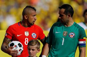“No se pueden aplaudir los errores”: históricos de la Roja se dividen frente al portazo de Claudio Bravo a retornar a Chile para evitar las críticas