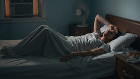 Cómo dormir con calor y aún así tener una buena noche de sueño, según un especialista
