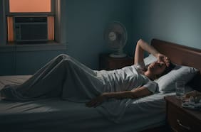 Cómo dormir con calor y aún así tener una buena noche de sueño, según un especialista